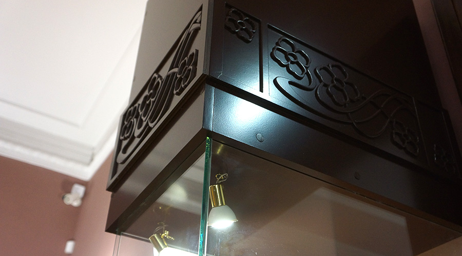Орнаментированный верхний фриз на стандартной вертикальной витрине 