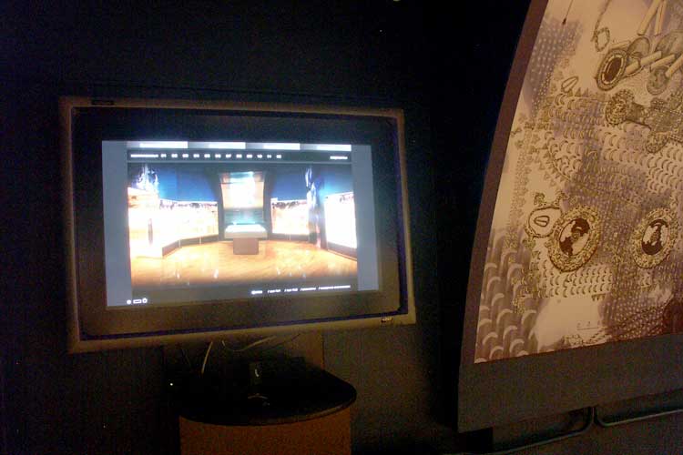 монитор с инерактивной насадкой Panasonic в зале "Сокровища кочевников Евразии"